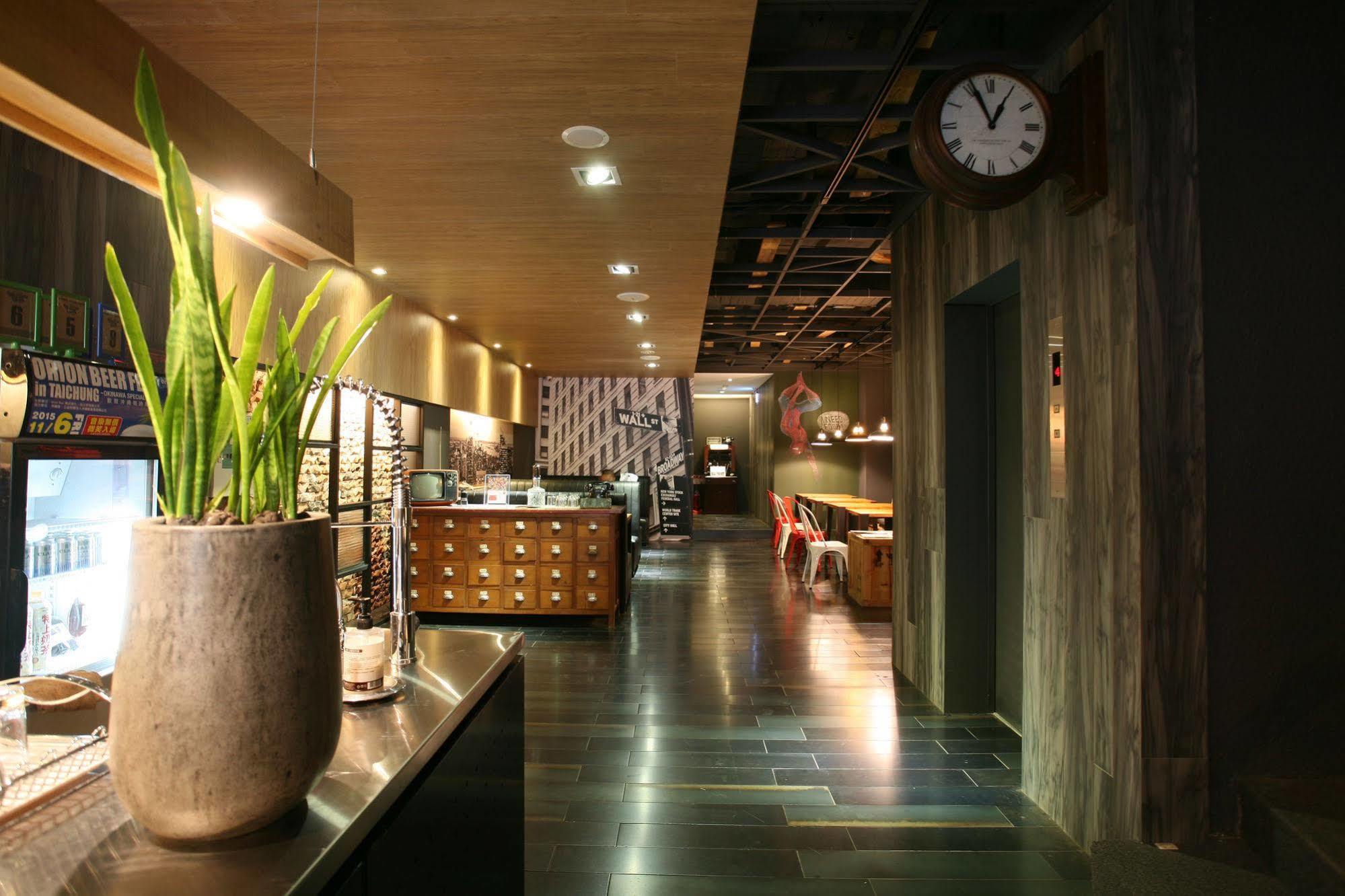 P&F Hotel Taichung Exteriör bild